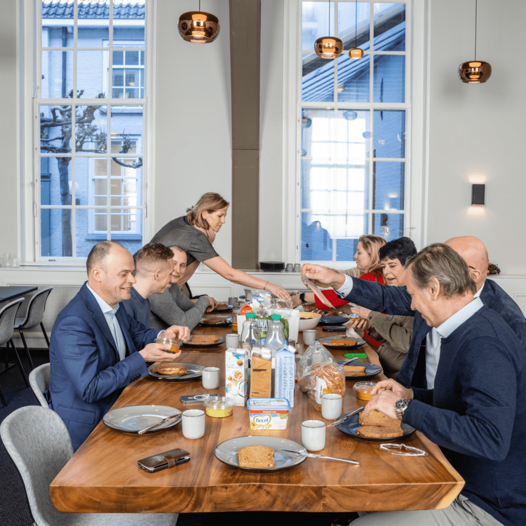 Clavis team - overzicht vancollega's aan de lunchtafel. Schuif jij aan?.